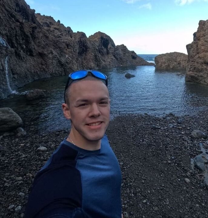 Nicolas au bord d'une piscine naturelle lors d'une aventure sur l'île de Tenerife